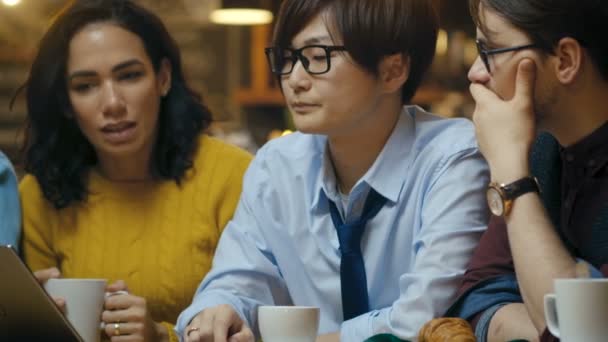 Grupo Diverso Colegas Tem Almoço Negócios Bar Restaurante Pensam Resolver — Vídeo de Stock