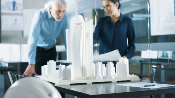 在建筑局 两名工程师在一个城市区的模型上工作 城市规划师在功能性建筑模型中的作用 — 图库视频影像