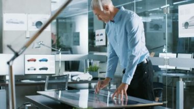 Touschreen tablo, yeni bir araba prototip kroki çizim deneyimli Otomotiv tasarımcı inşaat ile dijital ekran grafik Tablet.