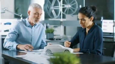 Otomotiv tasarım ve kadın mühendis inşaat planları ve yeni bir araba prototip Model çizimler ile deneyimli.