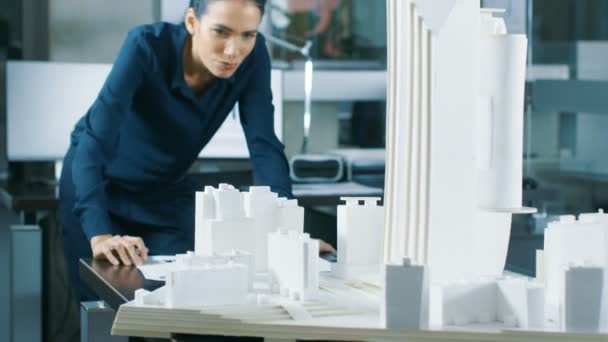 Die Architektin Arbeitet Einem Modell Eines Stadtviertels Mit Gebäuden Parks — Stockvideo