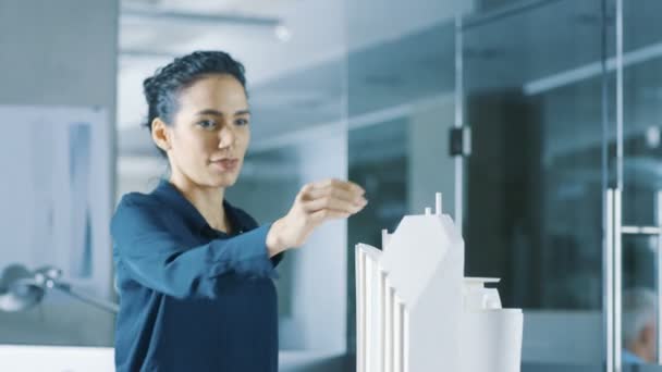 Kobiece Architektonicznych Projektant Dodaje Składnik Modelu Budynku Pracuje Nad Projektem — Wideo stockowe