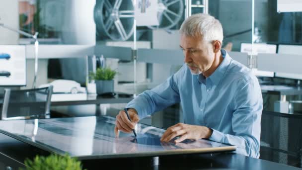 Concepteur Automobile Expérimenté Travaille Avec Table Tactile Graphique Tablette Affichage — Video