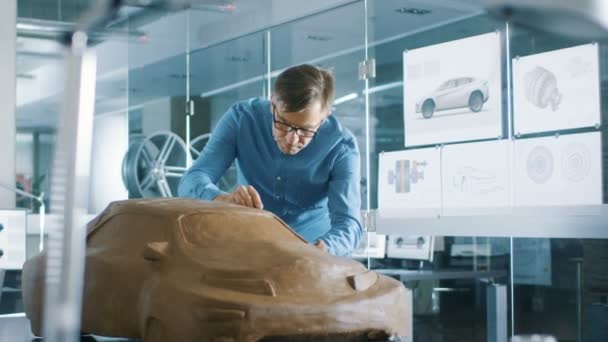 Automobilový Designér Zkušenosti Převislým Modeluje Prototyp Modelu Automobilu Hlíny Plastelíny — Stock video