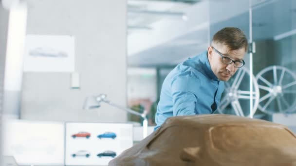 Erfarenhet Automotive Designer Med Kratta Skulpterar Prototyp Bilmodell Från Plastilina — Stockvideo