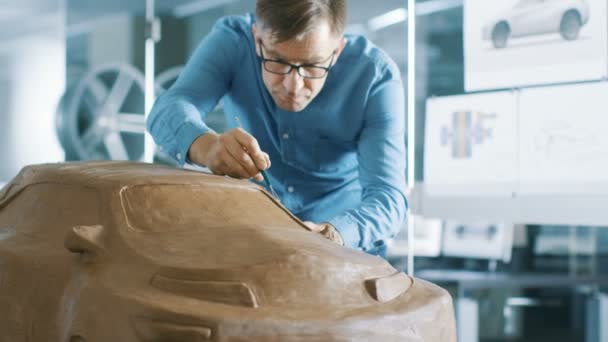 Experience Automotive Designer Rake Sculpts Prototype Car Model Plasticine Clay — Stock Video