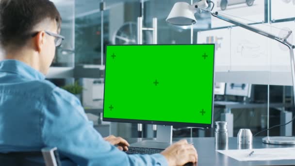 Kfz Ingenieur Arbeitet Einem Personal Computer Mit Isoliertem Grünen Bildschirm — Stockvideo