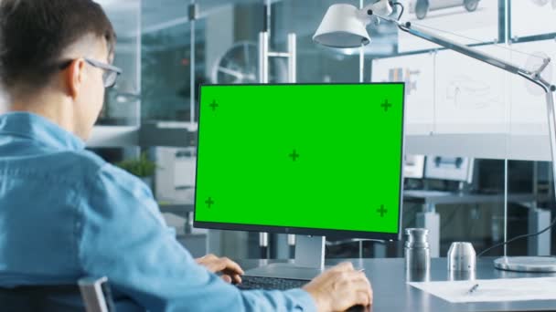 Ingeniero Automotriz Trabajando Una Computadora Personal Con Pantalla Verde Simulada — Vídeo de stock