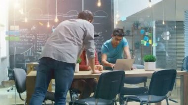 Hızlandırılmış nerede şık genç insanların çalışma meşgul yaratıcı Office kişisel bilgisayarlarda, Toplantı ve tartışmalar vardır.
