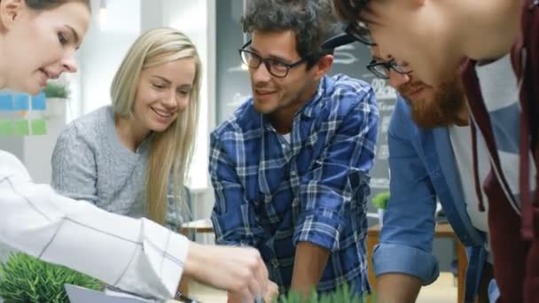 Team Van Jonge Creatieve Ontwikkelaars Hebben Brainstormsessie Hun Vergadertafel Ideeën — Stockvideo