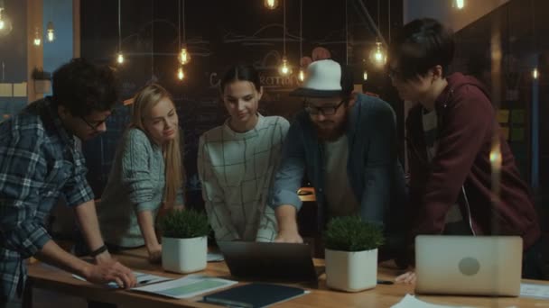 Tarde Noche Equipo Jóvenes Desarrolladores Creativos Tienen Sesión Lluvia Ideas — Vídeos de Stock