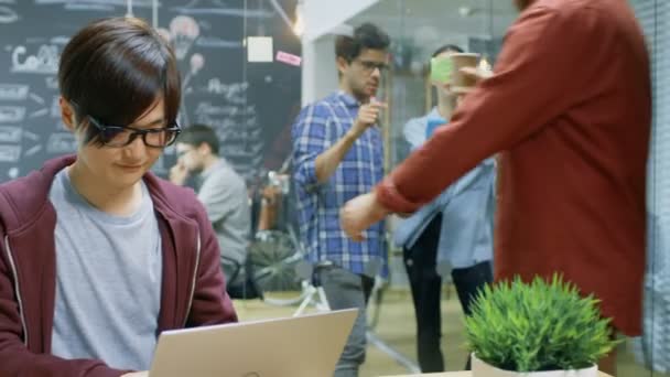 若い創造的な人々 がノート パソコン パソコン 付箋紙とガラス基板上の概要プロジェクト計画に取り組んで忙しいオフィスのチュートリアル ショット — ストック動画