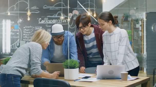 Reunión Equipo Desarrolladores Inclinan Sobre Mesa Ver Los Resultados Que — Vídeo de stock