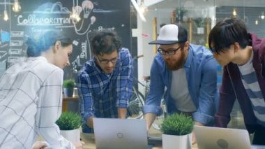 Yaratıcı proje yöneticisi görüşmeler takım toplantısı, yetenekli genç geliştiriciler için onlar, amaçları, hedefleri tartışmak. Şık iş ofisi.