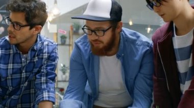 Çeşitli yaratıcı geliştiriciler ekibinin iş üstünde a Laptop Problem çözme. Modaya uygun Office ortamında şık genç insanlar.