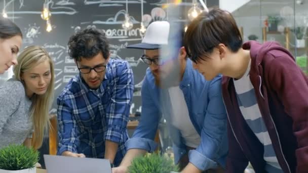 Reunião Equipe Desenvolvedores Eles Apoiam Mesa Olhar Para Resultados Mostrados — Vídeo de Stock