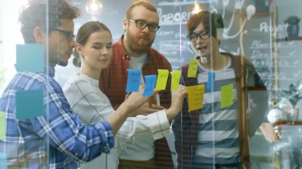 Equipe Diversificada Jovens Desenvolvedores Brainstorming Eles Têm Discussão Usar Placa — Vídeo de Stock