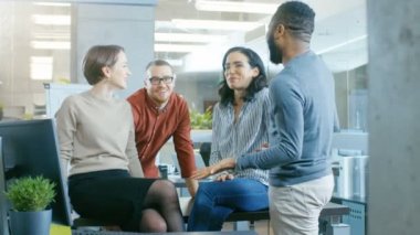 Şaka ve Having Fun takım oluşturma, konuşmayı dört yetenekli genç profesyonellerin farklı grup. Yetenekli gençlerin Modern ofis.