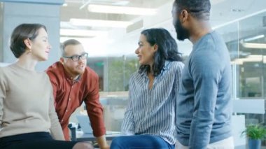 Sohbet, şaka ve Having Fun kahve molası dört yetenekli genç profesyoneller çeşitli grup. Şık gençlerin Modern ofis.