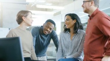 Sohbet, şaka ve Having Fun kahve molası dört yetenekli genç profesyoneller çeşitli grup. Şık gençlerin Modern ofis.