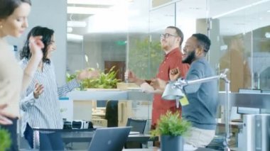 Çeşitli grup genç kadınlar ve erkekler dans ve Modern ofiste iyi eğlenceler.