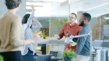 Çeşitli grup genç kadınlar ve erkekler dans ve Modern ofiste iyi eğlenceler. Kurumsal Partisi.