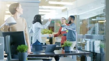 Çeşitli grup genç kadınlar ve erkekler dans ve Modern ofiste iyi eğlenceler. Kurumsal Partisi.