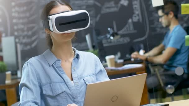 Jovem Desenvolvedor Criativo Feminino Usar Headset Realidade Virtual Funciona Laptop — Vídeo de Stock