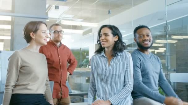 Diverso Grupo Cuatro Profesionales Jóvenes Talentosos Teniendo Conversación Trabajo Equipo — Vídeo de stock