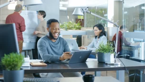 Black Man Trabalhando Sua Mesa Trabalhando Laptop Encounters Funny Mistake — Vídeo de Stock