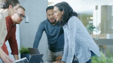 Genç profesyonellerin farklı grup konferans masaya yaslan ve topluca sorunu çözmeye çalışın.