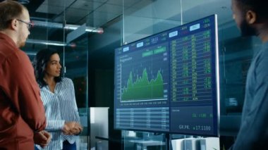 Farklı takım genç hisse senedi brokerleri tartışmak bir duvar TV Pazar Ticker görünmesini numaraları.