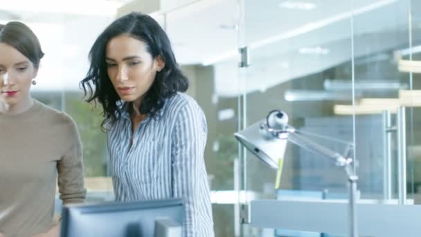 Dans Bureau Entreprise Occupé Hispanic Woman Joint Équipe Jeunes Créatifs — Video