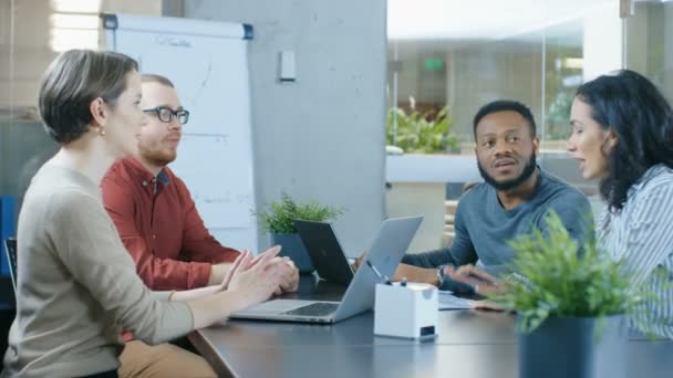 Grupo Jóvenes Profesionales Diversos Trabajan Solución Problemas Sala Reuniones Etnia — Vídeo de stock