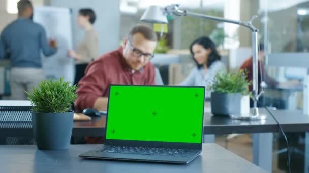 Grüne Laptop Attrappe Auf Dem Tisch Hintergrund Kreative Junge Leute — Stockvideo
