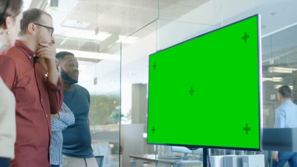 Gruppe Junger Leute Konferenzraum Diskutieren Über Chromattrappen Green Screen Fernseher — Stockvideo