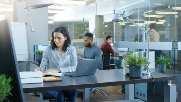 Time Lapse Working Day Beautiful Hispanic Businesswoman Trabaja Una Oficina — Vídeos de Stock