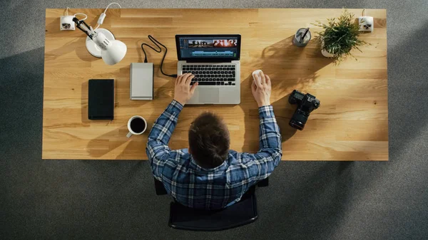 Bovenaanzicht Van Jonge Creatieve Man Bezig Met Zijn Laptop Naast — Stockfoto