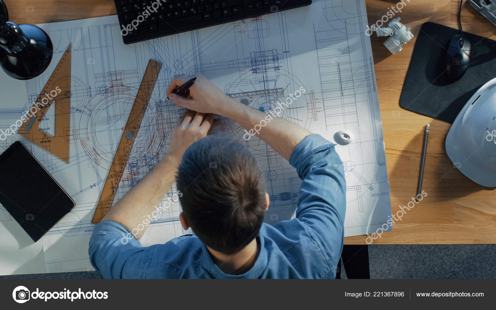 Инженер компьютер сидит над чертежами с планами. Ноутбук одной линией. Архитектор устал. Архитектор над чертежами. Инженер конструктор.