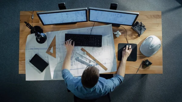 Bovenaanzicht Van Een Technisch Ingenieur Bezig Zijn Blauwdrukken Tekenen Van — Stockfoto