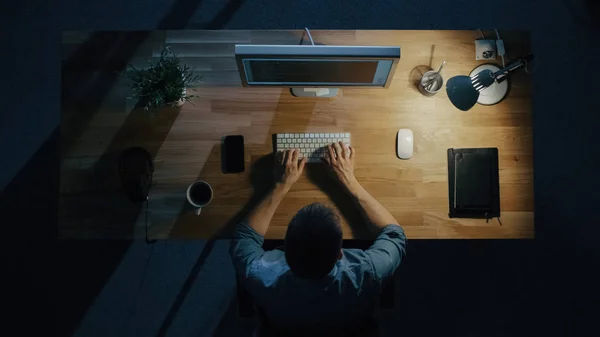 Draufsicht Eines Programmierers Der Nachts Code Auf Seinem Schreibt Tischleuchte — Stockfoto