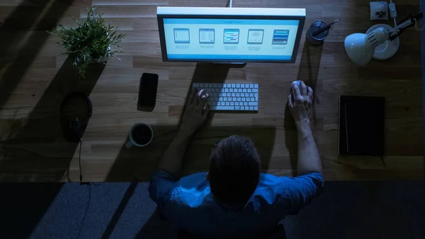 Vue Dessus Jeune Créateur Travaillant Son Ordinateur Bureau Nuit Table — Photo