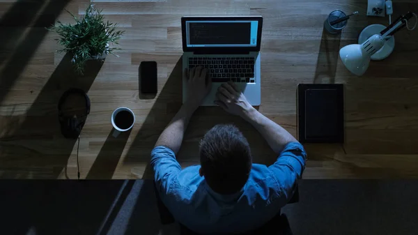 Draufsicht Eines Männlichen Programmierers Der Nachts Code Auf Seinem Desktop — Stockfoto