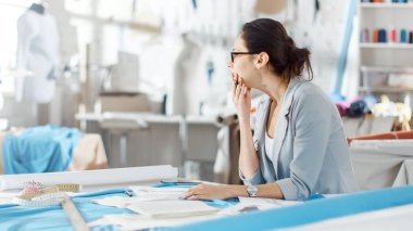 Güzel kadın moda, tasarımcı, Her resepsiyon ve düşünme hakkında yeni giyim tarzı oturur. Onun stüdyom Sunny, tam renkli detaylarını, kumaşlar, dikiş öğeleri, skeçler.