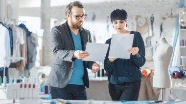 Kadın ve erkek moda, Tasarımcısı, seçtiğiniz skeçler onların yeni giyim koleksiyonu için. Sunny stüdyosudur. Renkli kumaş, giyim asılı ve dikiş öğeler görünür olur.