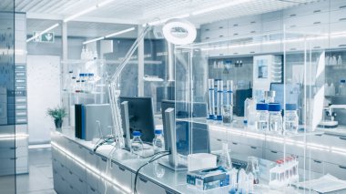 Parlak ve Ultra Modern yüksek teknoloji Laboratuvarı tam gelişmiş teknolojik harikalar, bilgisayar, analiz etme makineleri, Test tüpleri ve şişeler.