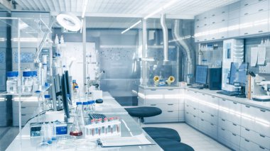 Parlak ve Ultra Modern yüksek teknoloji Laboratuvarı tam gelişmiş teknolojik harikalar, bilgisayar, analiz etme makineleri, Test tüpleri ve şişeler.