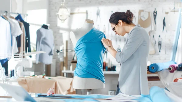 Beautiful Female Fashion Designer Adjusting Fabrics Tailored Mannequin Her Studio — Stock Photo, Image