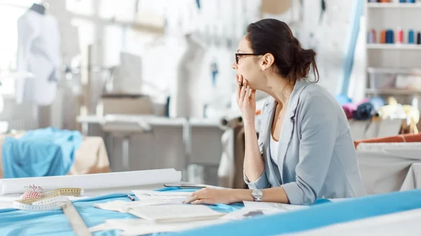 Belle Mode Féminine Designer Siège Son Bureau Penser Nouveaux Vêtements — Photo