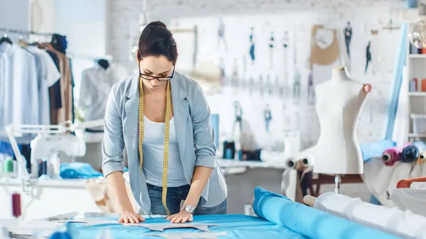 Hermosa Moda Femenina Diseñador Dibuja Pedazo Telas Trabaja Colorido Estudio —  Fotos de Stock